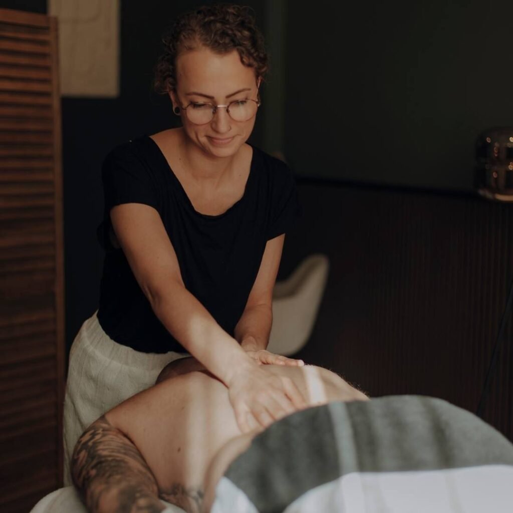 Reiki Ademwerk Ademcoach Leeuwarden Cacaoceremonie Ademcirkel Massage Leeuwarden Massage therapeut centrum Satori - Lizette Hof
